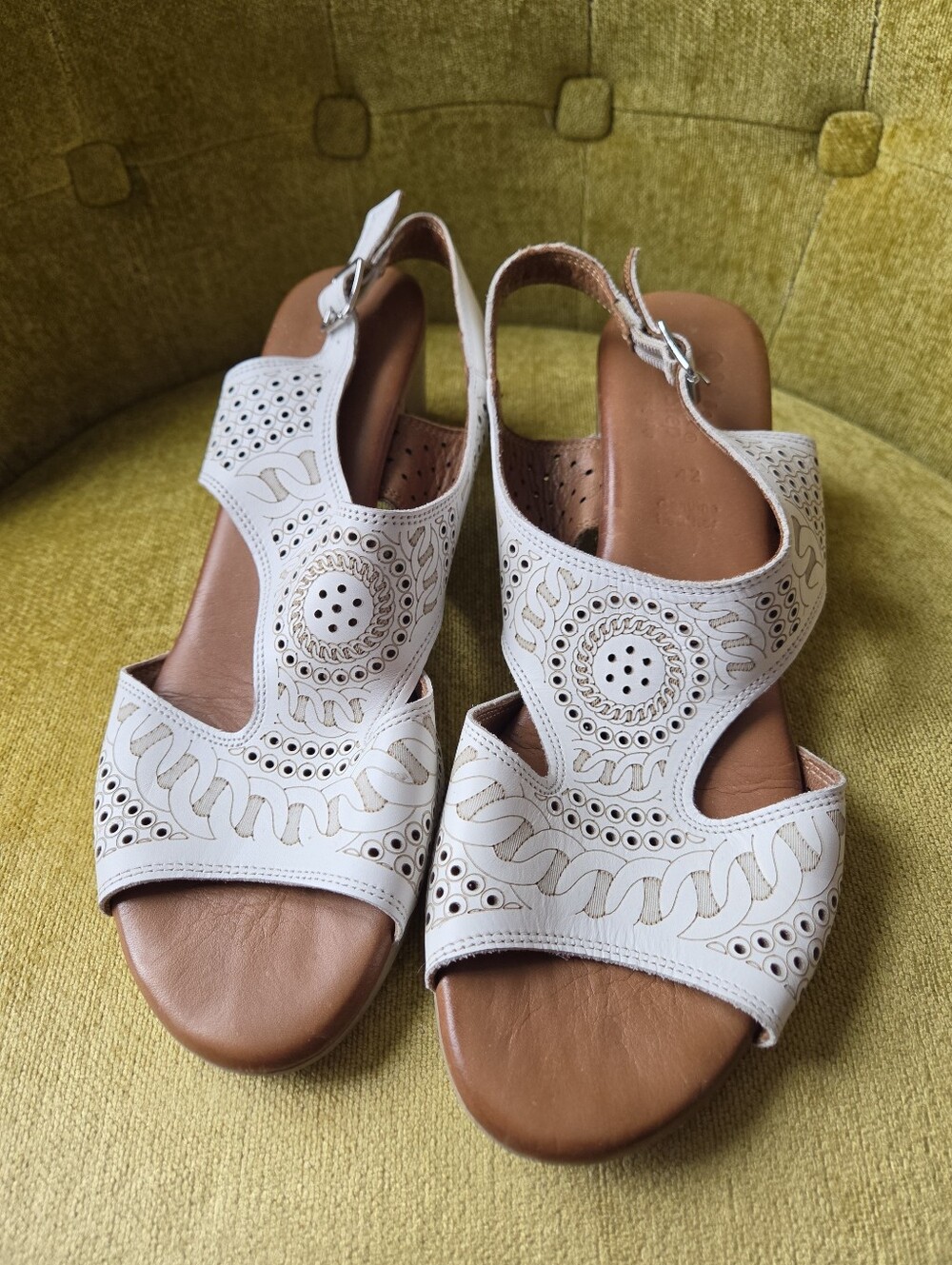 Spring Step Chains Slingbacks - Picture 2 of 10